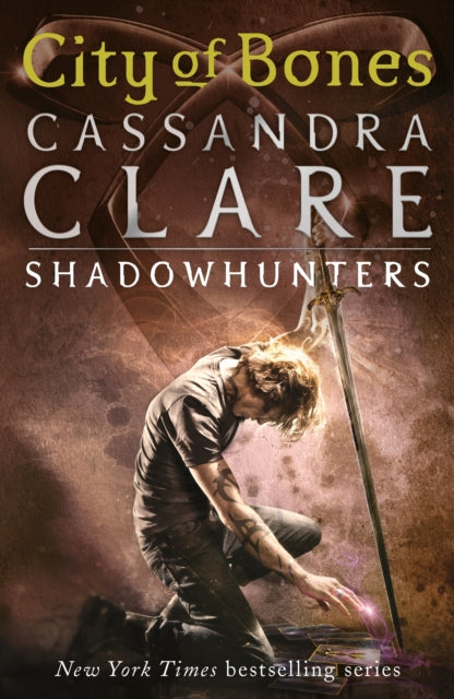 The Mortal Instruments 1: City of Bones : From the international bestselling author who defined romantasy: the original Shadowhunter series about demon hunting, betrayal, secrets and forbidden love